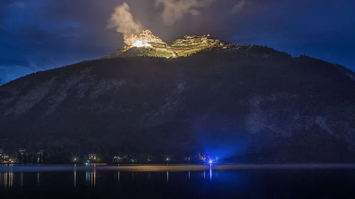 Die Beleuchtung von Trisselwand, Losergrat und -gipfel sorgt um den Altausseer See für magische Stimmung