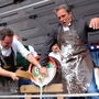 Bei der Eröffnung des Sommerfests 2025 spritzt es aus einem Bierfass