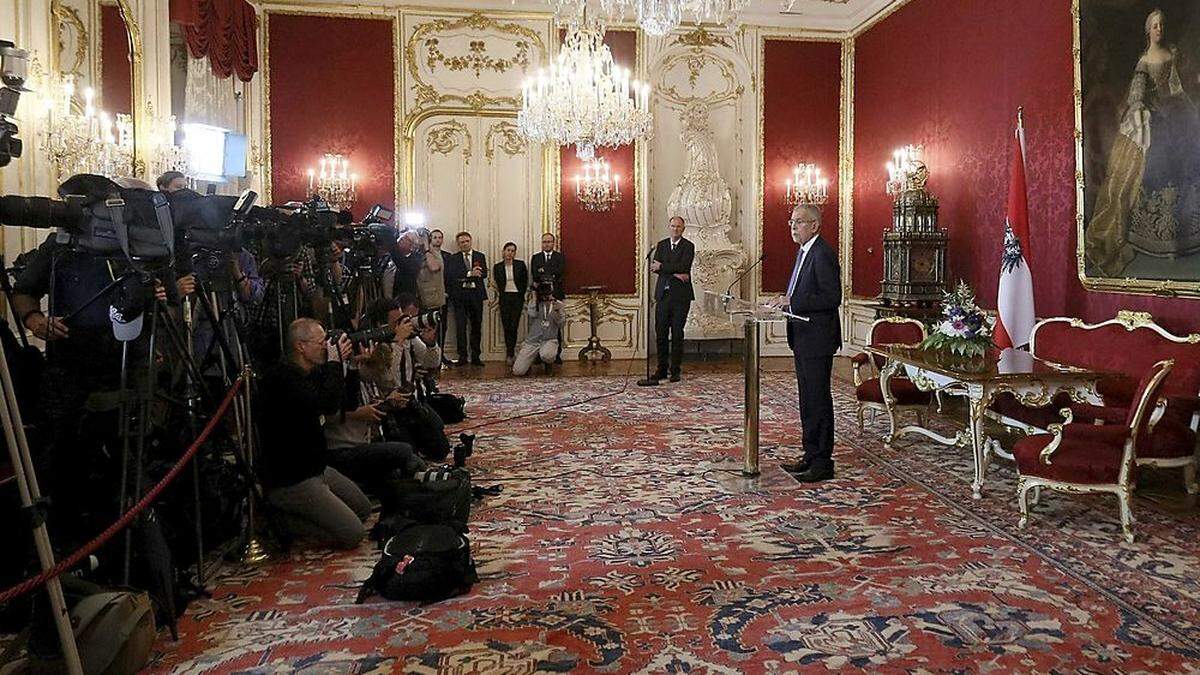 Bundespräsident Alexander Van der Bellen bei seiner nächtlichen Erklärung in der Hofburg