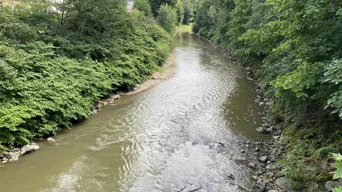 Der Regen von Mittwoch auf Donnerstag entschärfte die Lage in den oststeirischen Flüssen und Bächen etwas. Die Raab bei Feldbach führt jedoch noch immer wenig Wasser