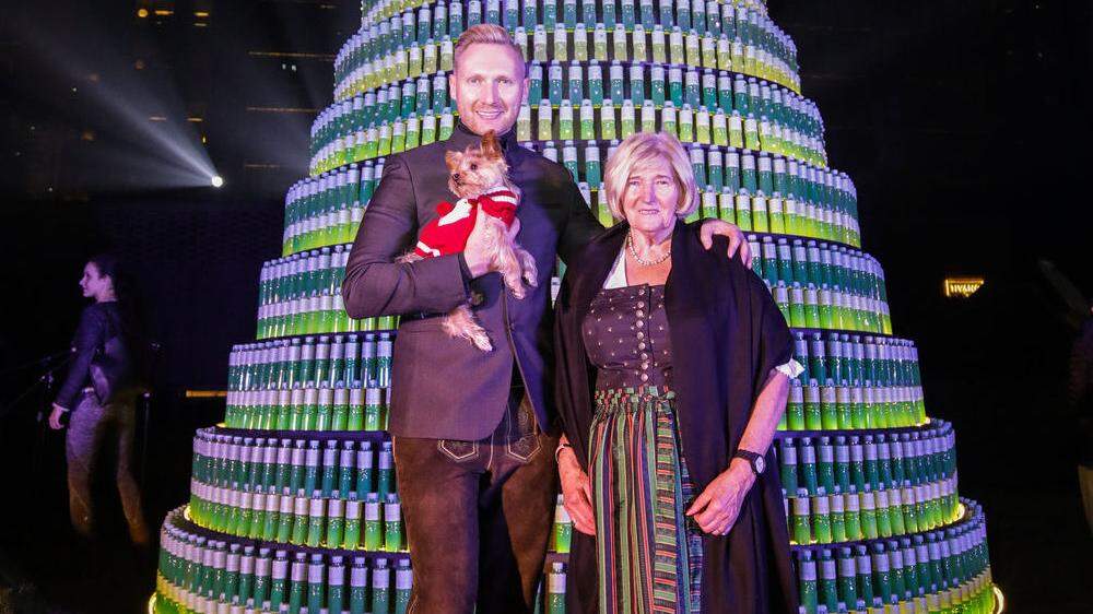 Kurt Macher mit seiner Mutter vor dem Recycling-Christbaum