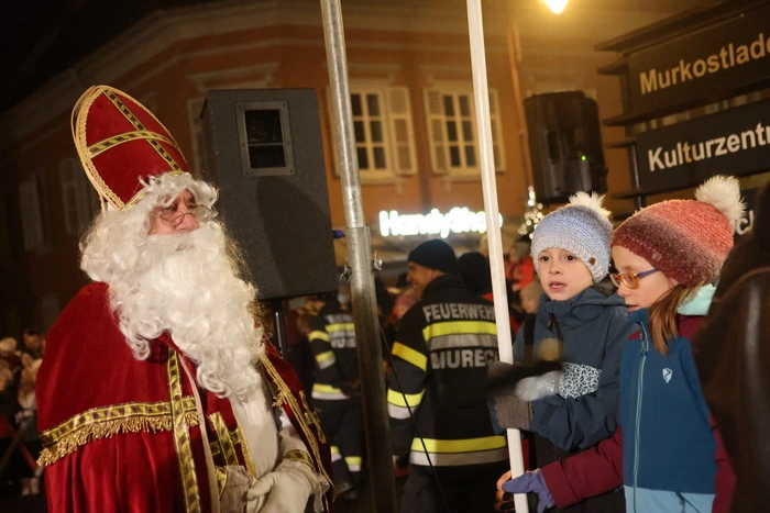 Zwei Kinder durften während der Grußbotschaft den Nikolausstab halten.