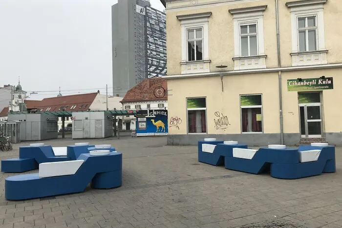Das Stadtmöbel war Ergebnis des Design-Wettbewerbs "Smart Urban Relaxing" von Creative Industries Styria und dem Holzcluster Steiermark.