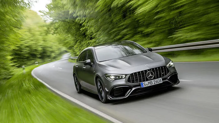 Ob 306 PS genug sind, ist relativ: Das denkt sich Mercedes und trainiert der Kompaktfamilie – darunter natürlich auch der CLA in seiner Funktion als Shooting Brake – mit dem Kürzel A45 vorsichtshalber bis zu 421 PS an.