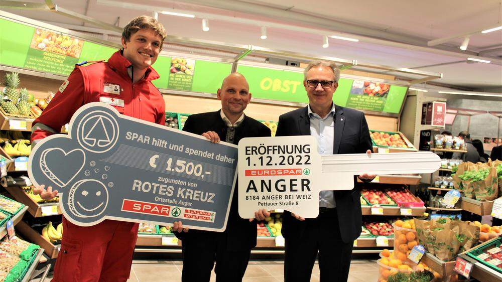 Eurospar-Leiter Thomas Zsifkovits und Christoph Holzer, Geschäftsführer von Spar Steiermark übergaben einen Scheck an das Rote Kreuz Anger