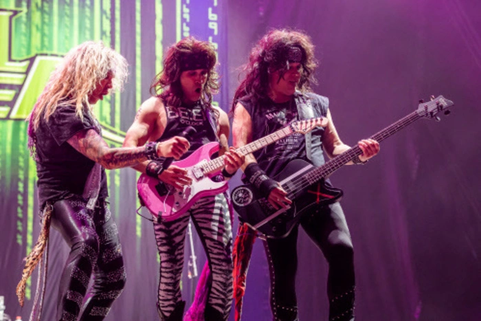 Die Band "Steel Panther" während eines Konzertes auf der Red Stage.