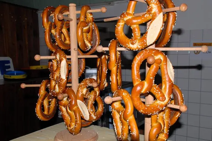 Als kulinarische Spezialitäten durften Weißwurst, Laugenbrezen, Leberkässemmel und Bier nicht fehlen.