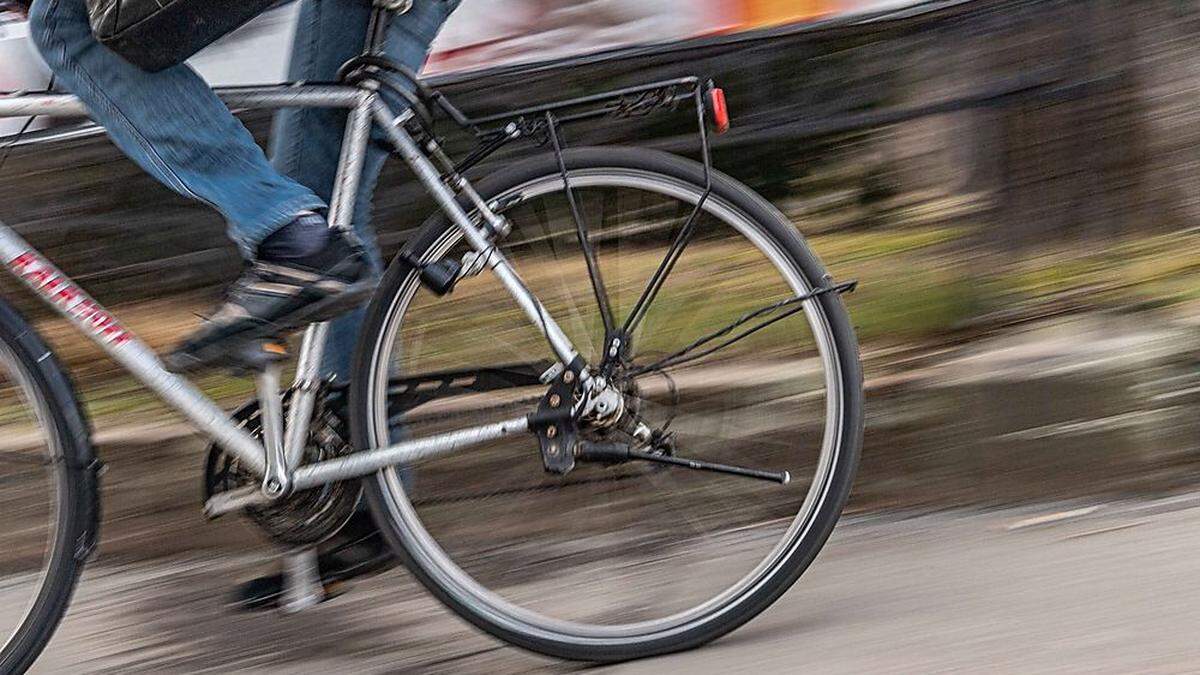 Ein Fahrradfahrer kam zu Sturz und zog sich einen Oberschenkelhalsbruch zu