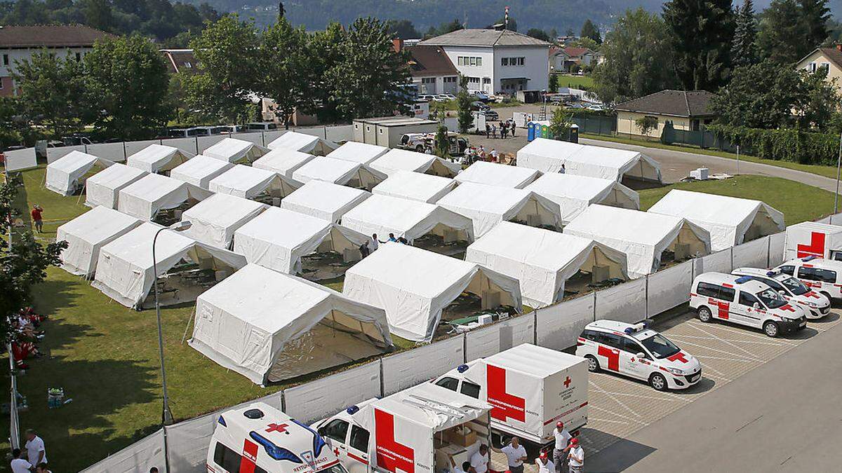 Statt Zelte, wie hier in Krumpendorf, sollen zukünftig Container aufgestellt werden