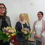 Für die beiden Leiterinnen Tamara Waldhaus (li.) und Daniela Jechart gibt es zum Dank Blumen von "IdA"-Projektleiterin Iris Rehschützecker