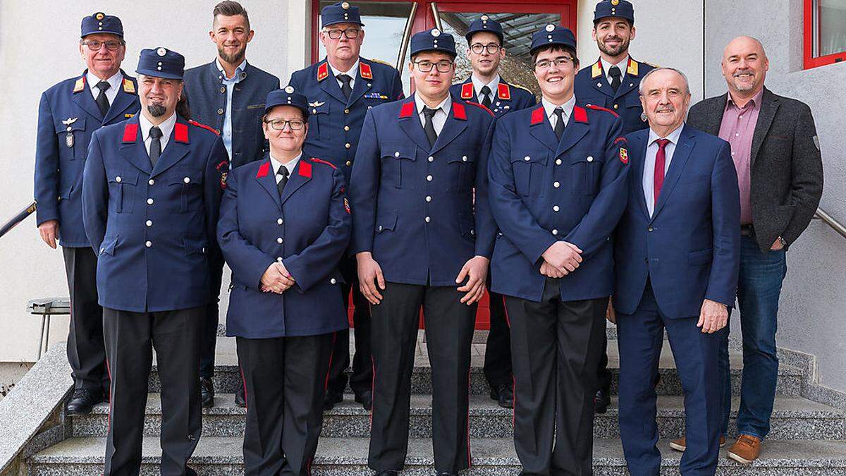 Kommandant Reinhold Slamanig (Dritter hinten von links) mit Jungkameraden und Ehrengästen