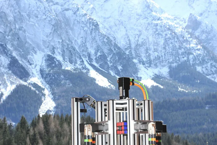 Die Zauberwürfel - "Lösungsmaschine" vor dem Grimming in Tauplitz