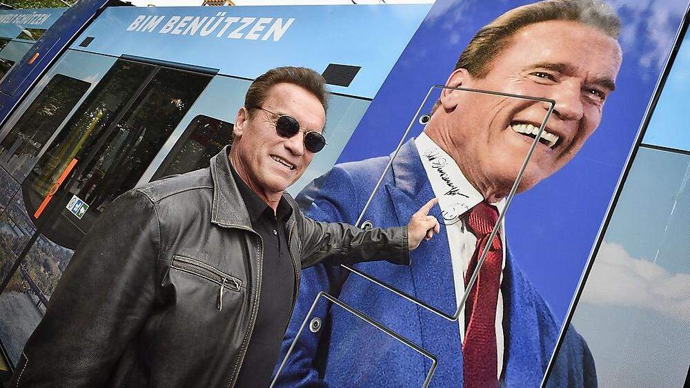 Arnie unterschreibt auf Arnie