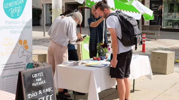 Rund zehn Organisationen und Initiativen stellten ihre Ideen für eine lebenswerte Zukunft vor, etwa zu den Themen ökologisches Bauen, solidarische Landwirtschaft sowie Energie- und Verkehrslösungen.