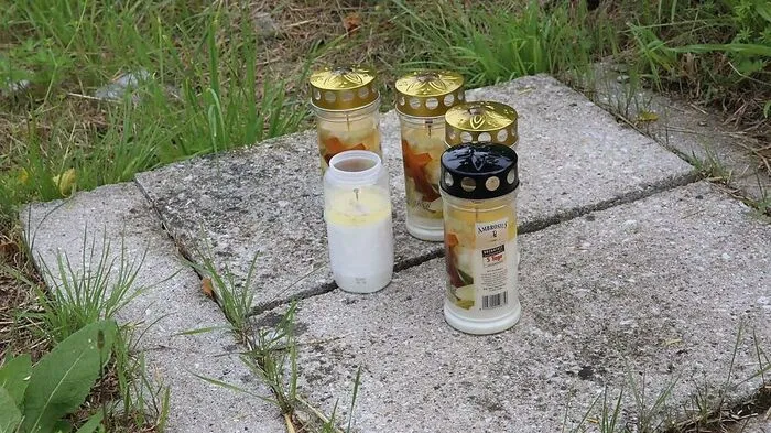 An jener Stelle der Friesacher Bundesstraße (B 317) bei Mölbling, an der am Montag vier Menschen starben, brennen Kerzen
