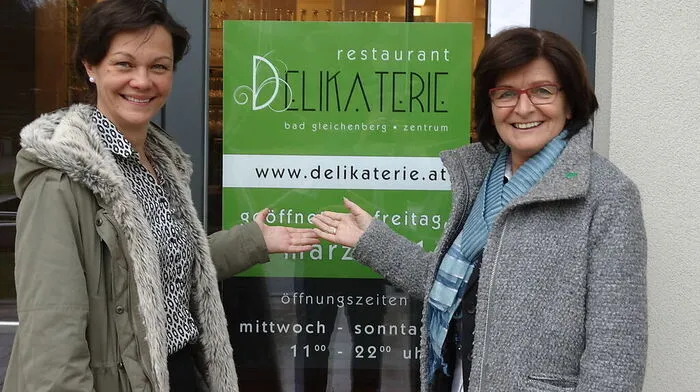 Andrea Freismuth (li.) und Bürgermeisterin Christine Siegel freuen sich über den Neustart der "Delikaterie".