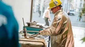 Das Foto zeigt eine Person in Sicherheitskleidung bei der Arbeit