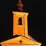 Die Kreuzberglkirche wird orange beleuchtet