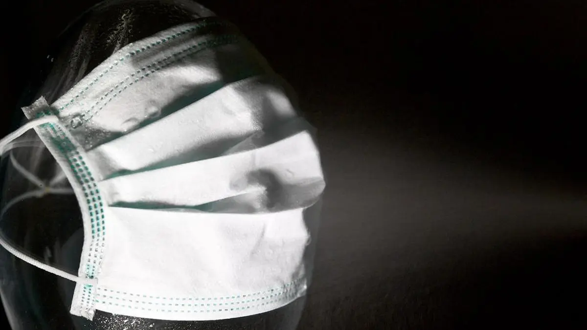 ABD0010_20200331 - SALZBURG - ÖSTERREICH: ++ THEMENBILD ++  lllustration zum Mund-Nasen-Schutz (MNS) am Dienstag. 31. März, 2020. Sprühnebel trift auf eine MNS-Maske ein. Künftig ist das Einkaufen in Supermärkten nur mehr mit Schutzmasken erlaubt. - FOTO: APA/BARBARA GINDL