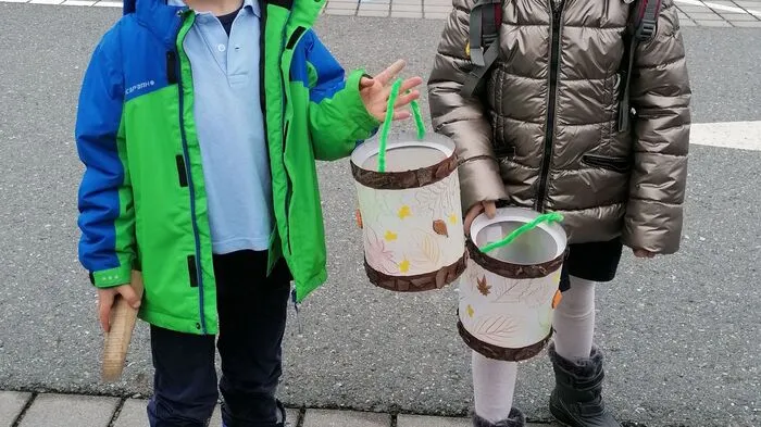 Mit gebackenen Martinigänsen, Liedern, Geschichten und einem kleinen Laternenumzug zur Kirche feierte der Kindergarten Heimschuh heuer am Vormittag ein kleines internes Laternenfest. Daheim sind die Kinder dann nochmal mit der Laterne durch die nebelige Novembernacht marschiert