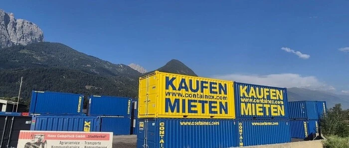 Mehrere blaue und gelbe Container im Depot