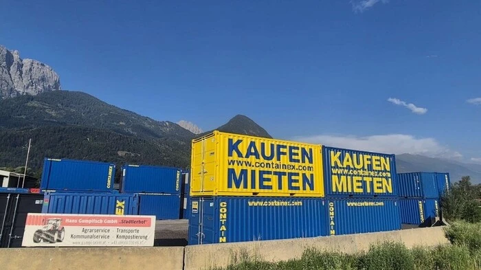 Mehrere blaue und gelbe Container im Depot