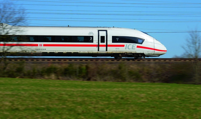 DB Fernverkehr mit einem ICE 3neo Baureihe 408 auf der Schnellfahrstrecke Köln-Rhein/Main