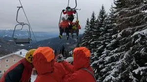 Bergretter üben wie man jemanden vom Sessellift hebt  | Übung vom Sessellift am Klippitztörl unter Einsatzbedingungen