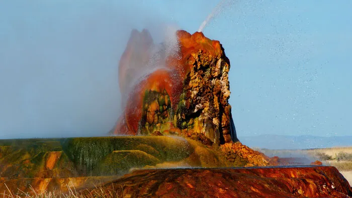 Schön anzusehen ist er immer, der "Fly Geyser" in Nevada (USA). Travelcircus.de hat sich der Hotspots der "Naturwunder" angenommen und wir haben auf Instagram nachgeschaut, wie sie noch ein bisschen bunter und noch ein bisschen magischer gemacht werden.
