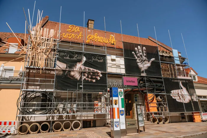 Das GerberHaus in Fehring legt sich auch von außen ins Zeug, um auf die Ausstellung im Inneren hinzuweisen