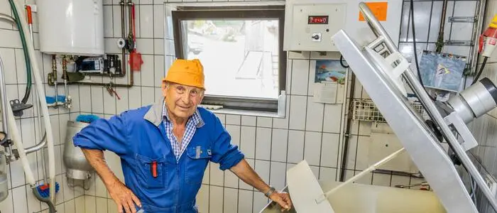Der Bauer vor dem Milchtank