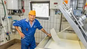 Der Bauer vor dem Milchtank