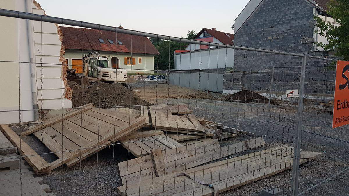 Die Abbrucharbeiten sind sind weit fortgeschritten. Hier wird das Tageszentrum für ältere Menschen gebaut