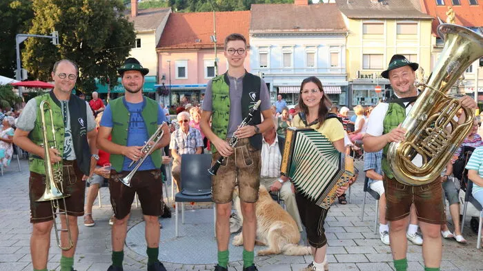 Klicken Sie sich durch die Fotos vom Konzert des Lipizzanerheimatklangs am Michaeliplatz in Voitsberg.