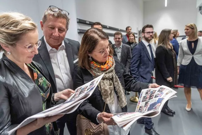 ... und die Gäste konnten durch die gedruckte Zeitung blättern.