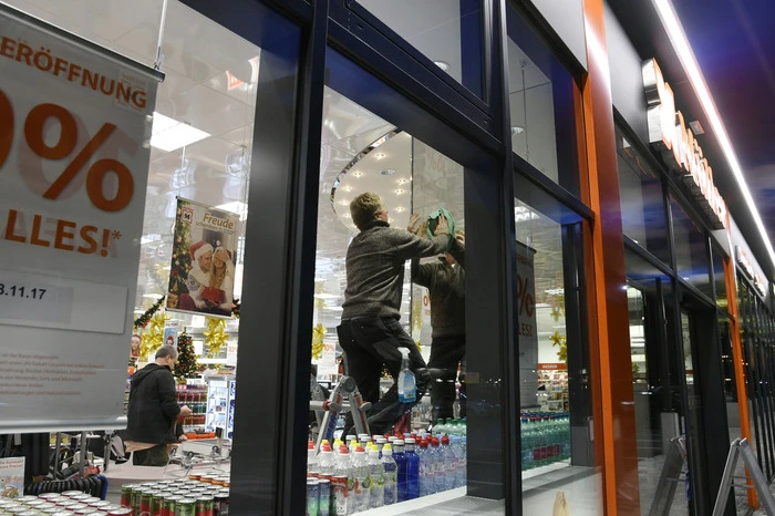 In den einzelnen Geschäften wurde gestern noch bis in die späten Abendstunden fleißig geputzt und gearbeitet. 