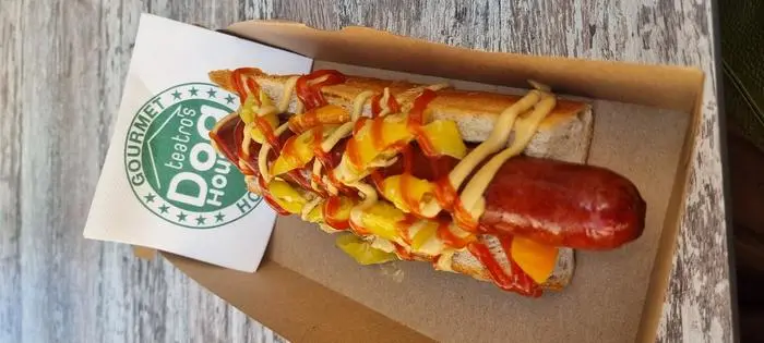 Acht klassische Hotdogs stehen auf der Karte