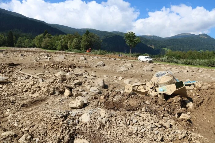 Die Wassermassen machten vor nichts halt, zurück bleibt Schlamm und Geröll