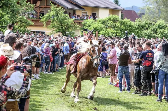 Jahreskirchtag in Feistritz an der Gail am Pfingstmontag  Kufenstechen
