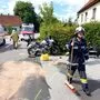 Die Feuerwehr richtete einen Brandschutz ein und reinigte die Straße | Die Feuerwehr richtete einen Brandschutz ein und reinigte die Straße