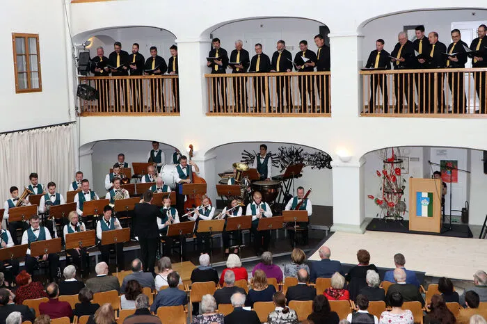 Bei der Jubiläumsausgabe der Neujahrskonzerte halten es Kapellmeister Michael Uhr und das Johann Strauß Ensemble ganz mit Prinz Orlofsky aus der besagten Fledermaus und laden sich Gäste ein: den MGV Tschwarzen (Leitung Johann Lammer) und das ChoreoDistrict - Tanzatelier Alpe-Adria (Leitung Alessandra-Sabrina Schöffmann).  