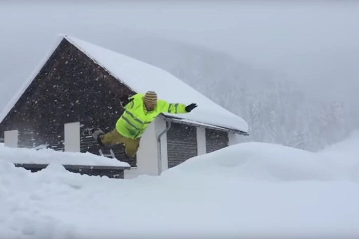Abseits der schlimmen Lage, nehmen einige den Schnee auch mit Humor: Im Triebental haben sich Bewohner im Tiefschneetauchen versucht. Vom Dach der Garage sind sie in den Tiefschnee gehüpft - eine echte Gaudi. Ein Video davon gibt es hier.