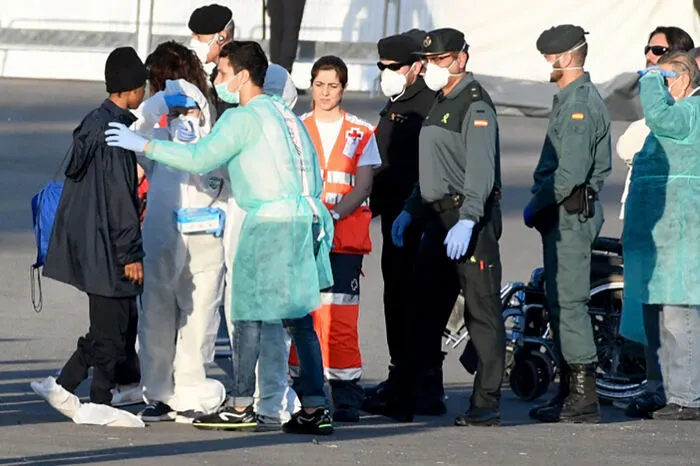 Die Flüchtlinge waren vor einer Woche bei verschiedenen Rettungsaktionen vor der libyschen Küste von der Hilfsorganisation SOS Mediterranee aufgenommen worden. Unter den Geretteten waren elf kleine Kinder, 89 unbegleitete Minderjährige und mindestens sieben Schwangere. Sie kommen nach Angaben von Ärzte ohne Grenzen aus 26 Ländern, darunter neben afrikanischen Ländern auch Afghanistan, Pakistan und Bangladesch.