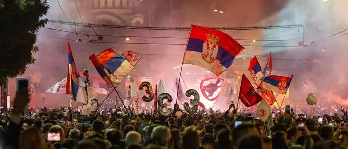 Zehntausende Anhänger der serbischen Studentenbewegung versammelten sich am Donnerstagabend in Belgrad zur Abschlusskundgebung vor der vorgezogenen Parlamentswahl am Sonntag. Die Bewegung entstand nach dem Einsturz eines Bahnhofsvordachs in Novi Sad im November 2024, bei dem 16 Menschen ums Leben kamen. Nun fordert sie mit einer eigenen Wahlliste die regierende Serbische Fortschrittspartei (SNS) um den ehemaligen Präsidenten Aleksandar Vučić heraus