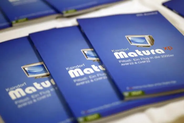 Unter dem Motto „Matura XP – Pitball – Ein Flug in die 2000er“ luden 27 Maturantinnen und Maturanten der HTL Kaindorf bei Leibnitz zur Zeitreise ins forumKLOSTER Gleisdorf.