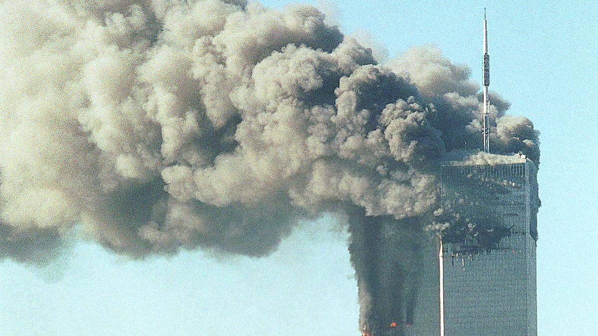 Am Morgen des 11. September entführten Terroristen vier Passagierflugzeuge. Um 8:46 Uhr Ortszeit wurde zunächst American-Airlines-Flug 11 in den Nordturm der Zwillingstürme des World Trade Centers in New York City manövriert. Der um 9:03 Uhr nachfolgende Einschlag von United-Airlines-Flug 175 in den Südturm der Twin Towers wurde bereits weltweit live im TV gesendet. Beide Wolkenkratzer kollabierten im Laufe der folgenden anderthalb Stunden komplett, nachdem ein anhaltender Brand die tragenden Strukturen geschwächt hatte.  Die Anschläge forderten 2996 Todesopfer. 