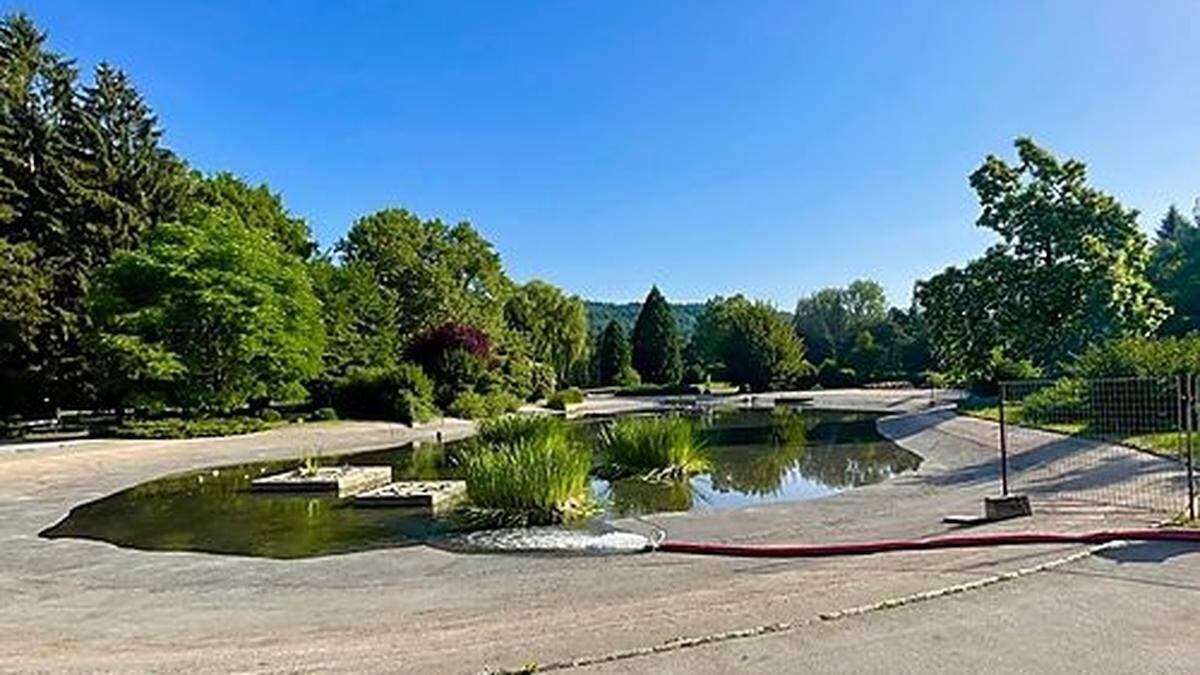Der Teich im Europapark wird mit frischem Wasser befüllt