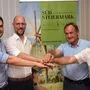 Dino Kada (2.v.l). hört nach fast sechs Jahren als Vorsitzender des Tourismusverbandes Südsteiermark auf. Bernhard Schauer (l.) übernimmt
