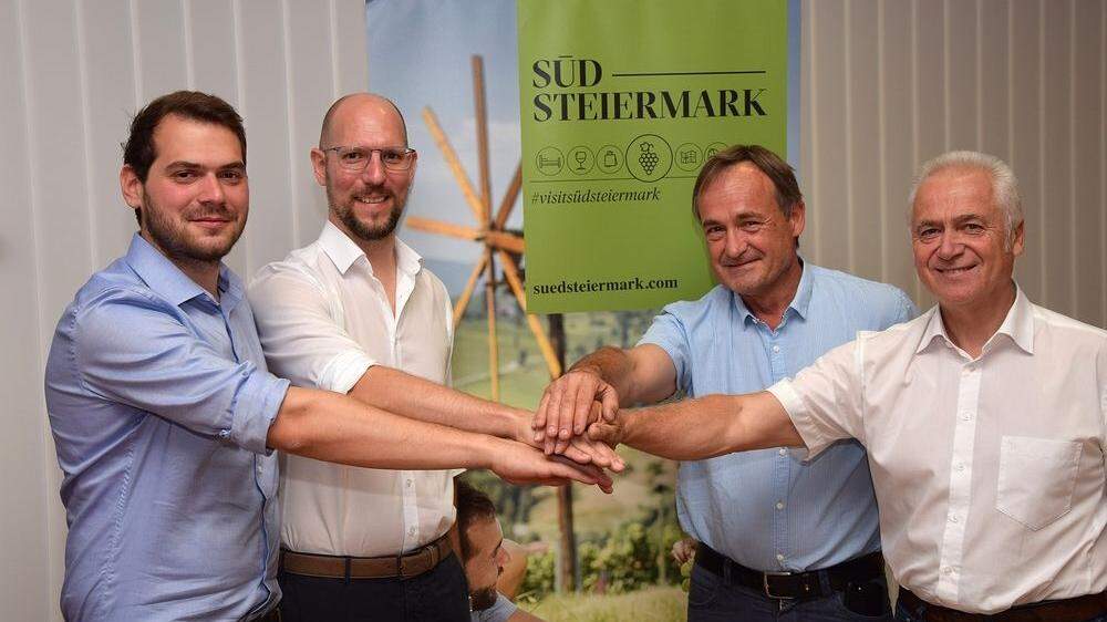 Dino Kada (2.v.l). hört nach fast sechs Jahren als Vorsitzender des Tourismusverbandes Südsteiermark auf. Bernhard Schauer (l.) übernimmt