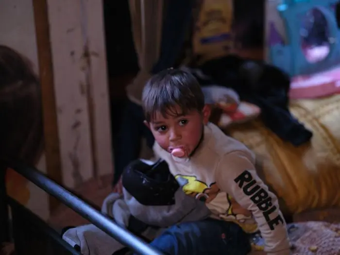 Neugierig beobachtet Hristo* die Umgebung